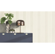 Papier peint décoratif à rayures dans un intérieur