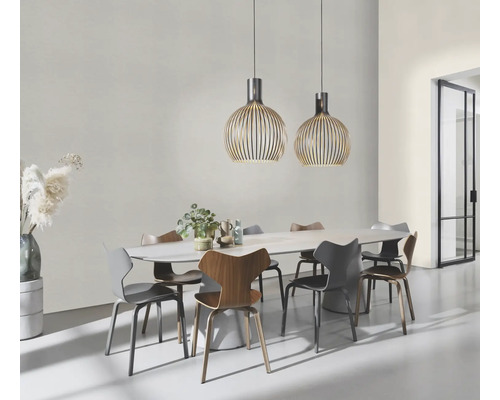 Esszimmer mit Esstisch, Stühlen und zwei Holzpendelleuchten