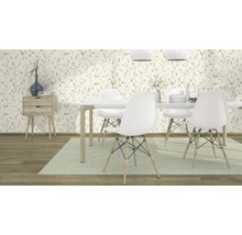 Pièce lumineuse avec table à manger, chaises et papier peint floral