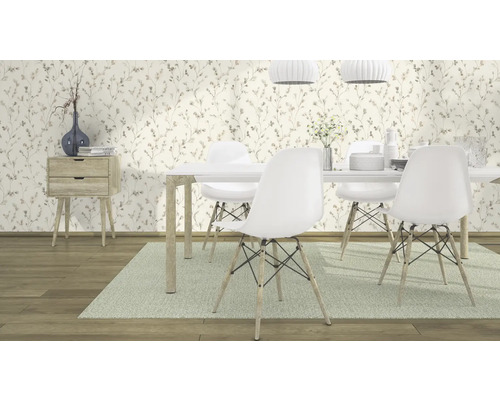 Pièce lumineuse avec table à manger, chaises et papier peint floral