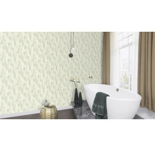 Badezimmer mit Badewanne und gemusterter Tapete