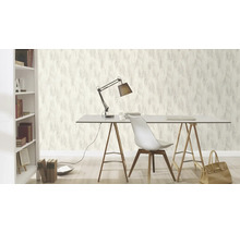 Szene eines Arbeitszimmers mit Tapete mit Federdesign, Schreibtisch, Lampe und Bücherregal.