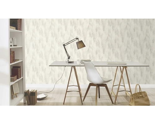 Szene eines Arbeitszimmers mit Tapete mit Federdesign, Schreibtisch, Lampe und Bücherregal.