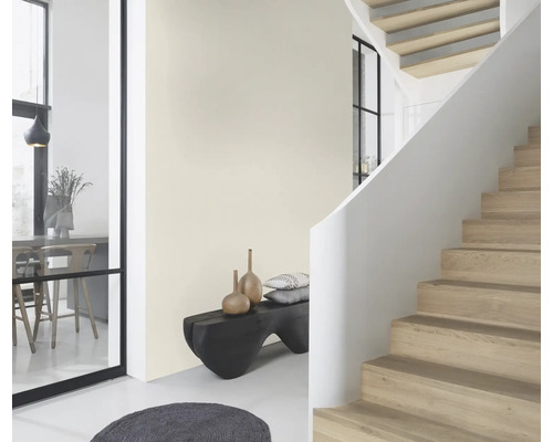 Helle, moderne Inneneinrichtung mit Treppe, Bank und Dekoration