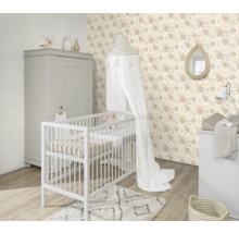 Chambre d''enfant lumineuse avec lit à barreaux, commode à langer et papier peint à motifs floraux