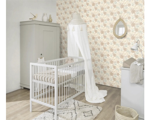 Chambre d''enfant lumineuse avec lit à barreaux, commode à langer et papier peint à motifs floraux