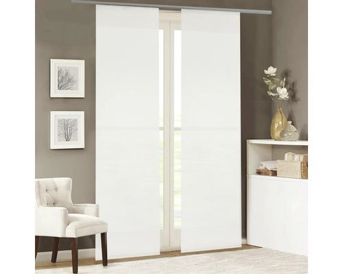 Zwei weisse Schiebegardinen vor einem Fenster, ergänzt durch einen Sessel und Dekorationsartikel in einem Raum.