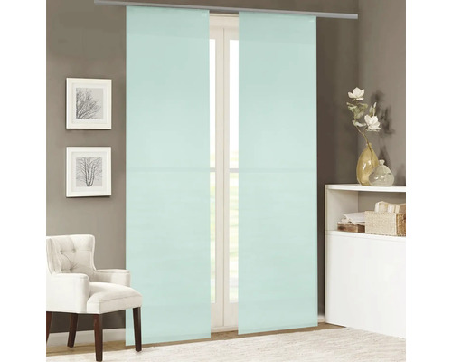 Vue d''une pièce avec des panneaux coulissants à une fenêtre, plus un fauteuil et une étagère