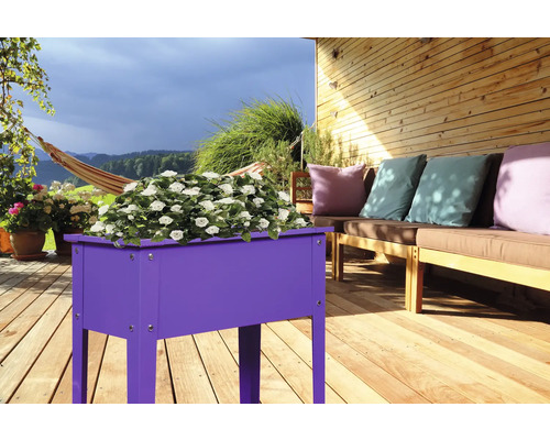 Jardinière en bois sur une terrasse avec des sièges et un hamac