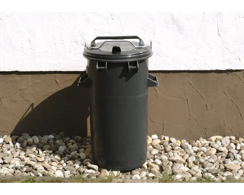 Grauer Abfallbehälter mit Deckel und Griffen im Aussenbereich.