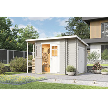 Scène de jardin avec cabane à outils en bois avec porte ouverte et outils de jardin