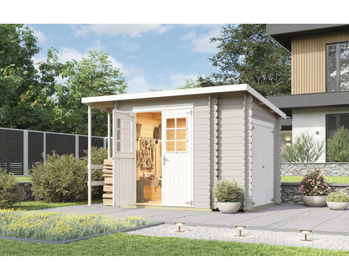 Abri de jardin Outdoor Life Vilano 3 avec plancher, local à outils 340 x 235 cm gris clair Scène de jardin avec cabane à outils en bois avec porte ouverte et outils de jardin