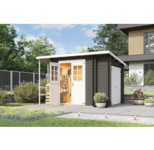 Abri de jardin avec portes ouvertes, outils et plantes