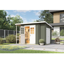 Scène de jardin avec une cabane de jardin en bois avec porte ouverte et outils de jardin à l''intérieur