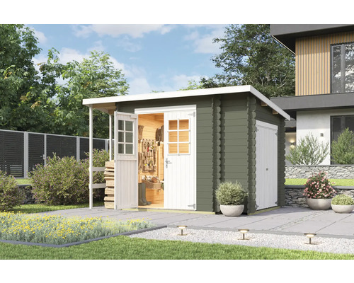 Scène de jardin avec une cabane de jardin en bois avec porte ouverte et outils de jardin à l''intérieur