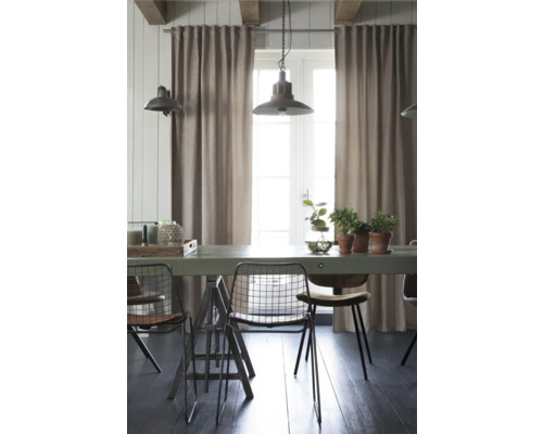 Salle à manger avec table, chaises, rideaux et suspensions.