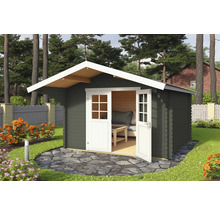 Abri de jardin en bois avec portes doubles ouvertes sur une surface pavée