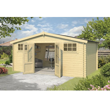 Maison de jardin en bois avec portes doubles ouvertes et fenêtres dans le jardin