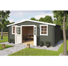 Abri de jardin avec portes ouvertes, fenêtres et aménagement paysager