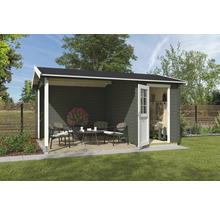 Abri de jardin avec terrasse couverte, salon de jardin et porte ouverte sur l''espace outils