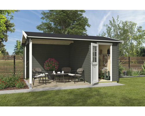Abri de jardin avec terrasse couverte, salon de jardin et porte ouverte sur l''espace outils