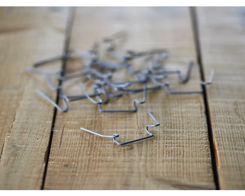 Metallklammern auf einem Holztisch