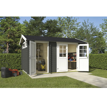 Abri de jardin avec portes ouvertes, tondeuse à gazon au premier plan