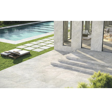 Terrasse mit Fliesen, Pool und Liegestühlen