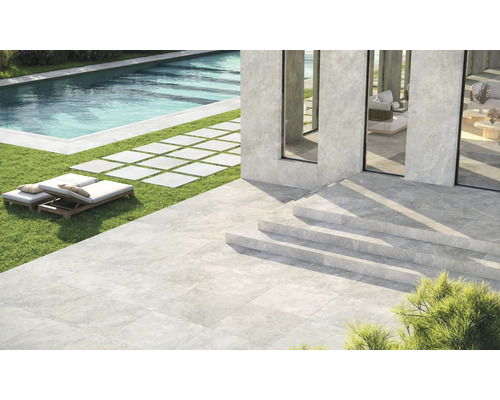 Terrasse mit Fliesen, Pool und Liegestühlen