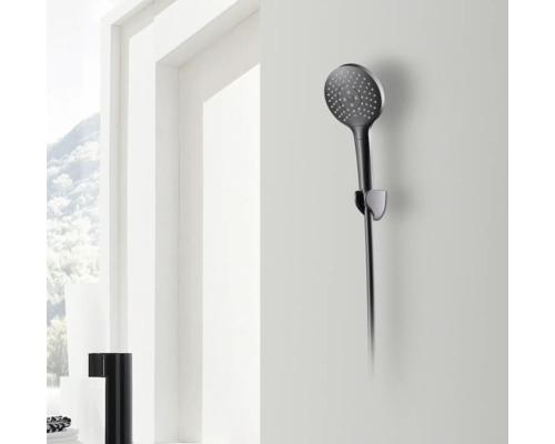 Dunkle Handbrause mit Brausehalterung an einer Wand im Badezimmer.