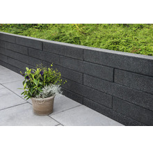 Garten mit Sichtschutzmauer aus Betonsteinen und Topfpflanze