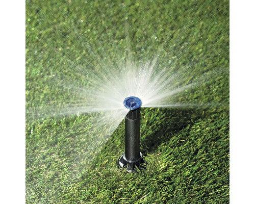 Arroseur escamotable arrosant une pelouse.