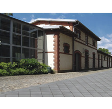 Aussenansicht eines mehrstöckigen Gebäudes mit Ziegeldetails und grossen Fenstern