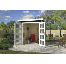 Scène de jardin avec remise de jardin ouverte, outils de jardin et coin salon sur la terrasse