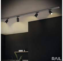 Schwarzes Schienensystem mit vier Strahlern an der Decke