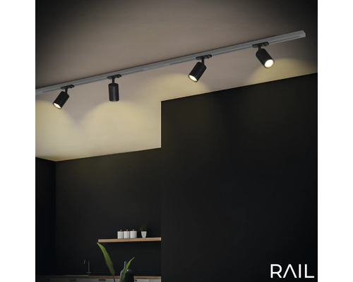 Schwarzes Schienensystem mit vier Strahlern an der Decke