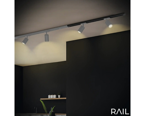 Plafonnier avec système de rails et plusieurs spots dans une pièce