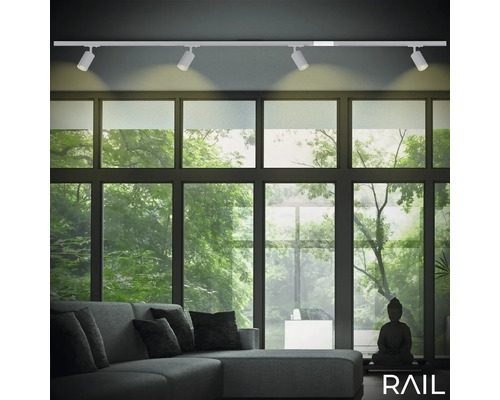 Wohnraum mit Schienensystem und Strahlern für die Deckenmontage.