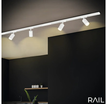 Deckenleuchte mit vier Strahlern in einem modern eingerichteten Raum.