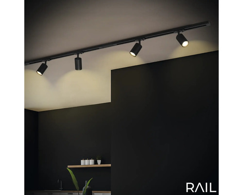 Deckenschiene mit mehreren Strahlern in einem Raum