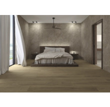 Schlafzimmer mit Doppelbett, Deckenventilator und Holzboden