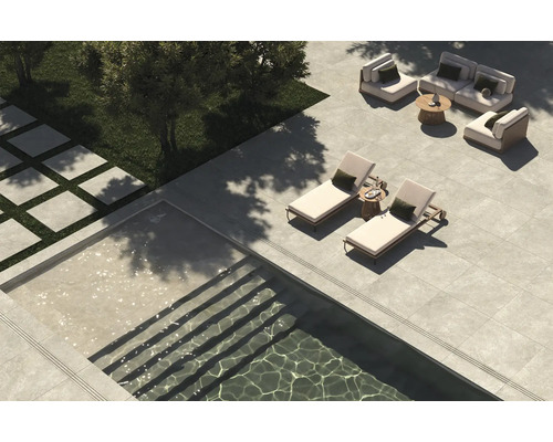 Aussenbereich mit Pool, Terrassenplatten, Liegestühlen und Sitzgruppe