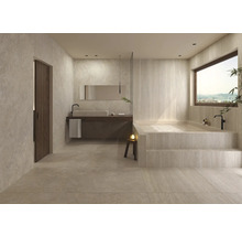 Modernes Badezimmer mit Badewanne, Waschtisch und Spiegel