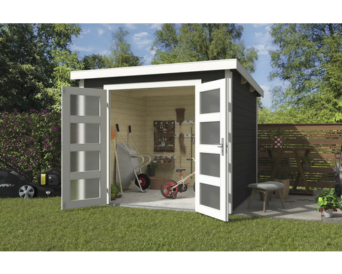 Scène de jardin avec cabanon à outils ouvert en bois, tondeuse à gazon et outils de jardinage