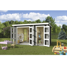 Scène de jardin avec cabane de jeu en bois ouverte, cuisine jouet pour enfants, jouets et bac à sable