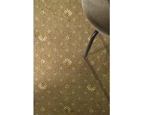 Detailansicht eines Teppichs mit Muster und einem Stuhlbein