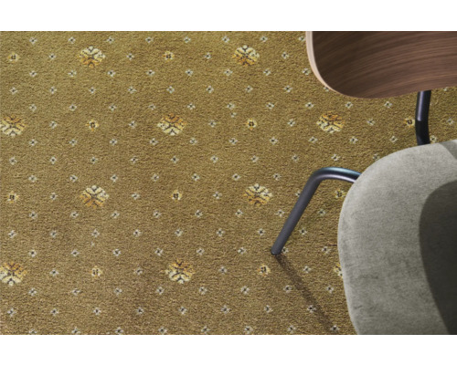 Detailansicht eines Teppichs mit Muster und einem Stuhl