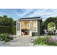 Abri de jardin avec portes doubles ouvertes et aménagement intérieur dans le jardin