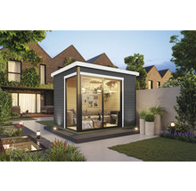 Jardin avec maison de jardin moderne en bois avec porte coulissante et vue sur l'intérieur avec canapé