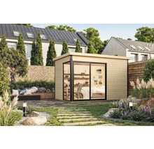 Maison de jardin avec de grandes fenêtres et aménagement paysager